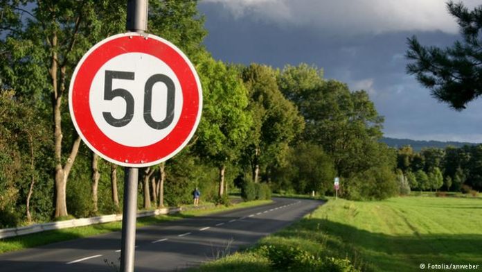 З 1 листопада на низці доріг діє сезонне обмеження швидкості - поліція нагадує, що гальмівний шлях на слизькому асфальті не вибачає помилок