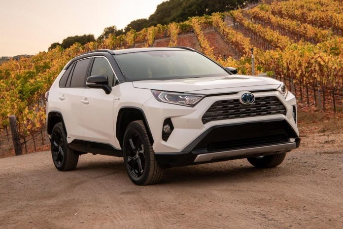 Toyota RAV4 знову на троні: чому весь світ купує саме цей кросовер