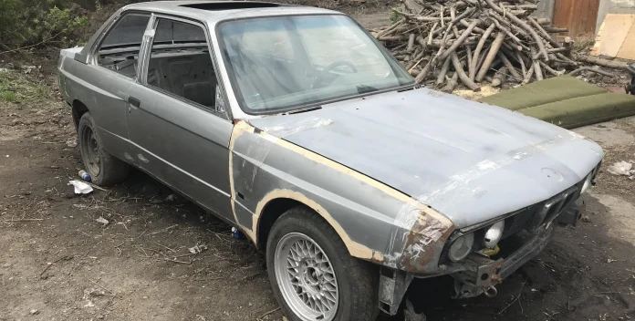 Легендарна BMW M3 E30 гниє на городі в Одеській області: від $15 тисяч до $35 тисяч за іржавий скарб Легендарна BMW M3 E30 гниє на городі в Одеській області: від $15 тисяч до $35 тисяч за іржавий скарб