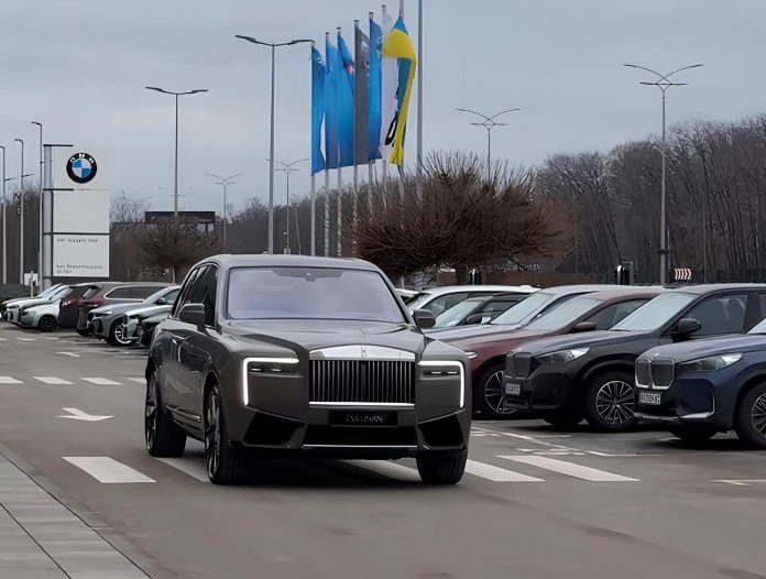 У Києві засвітився Rolls-Royce Cullinan: півмільйона євро на колесах серед воєнного хаосу