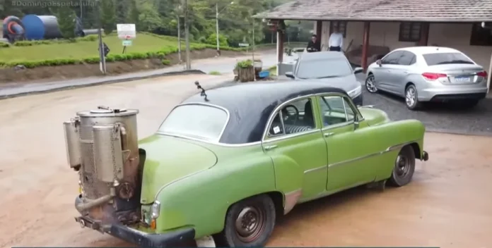 Бразилець 50 років їздить на Chevrolet без бензину: як працює авто на дровах