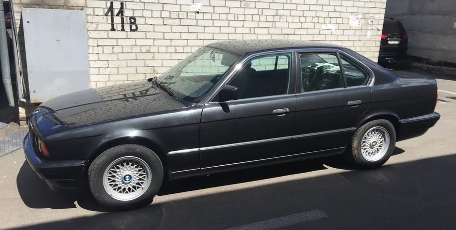 У Києві знайшли BMW 5 Series 1992 року з пробігом 23 тисячі: капсула часу, яку вбила вологість