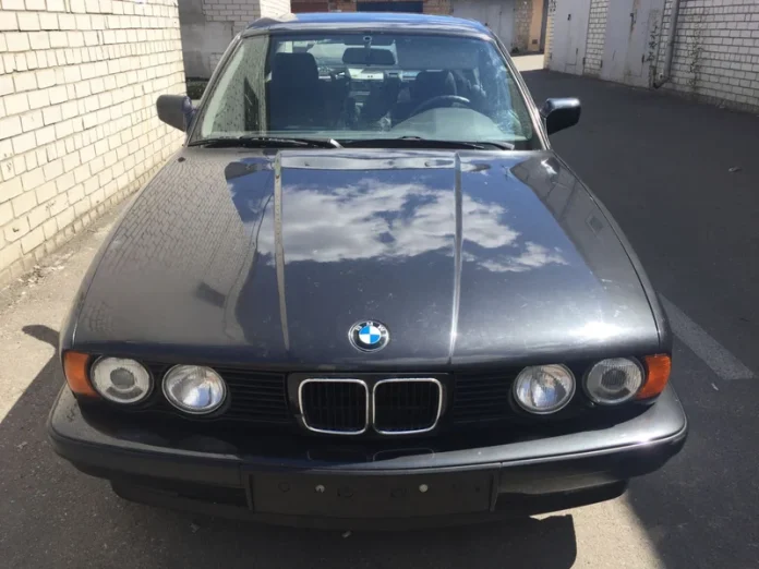У Києві знайшли BMW 5 Series 1992 року з пробігом 23 тисячі: капсула часу, яку вбила вологість