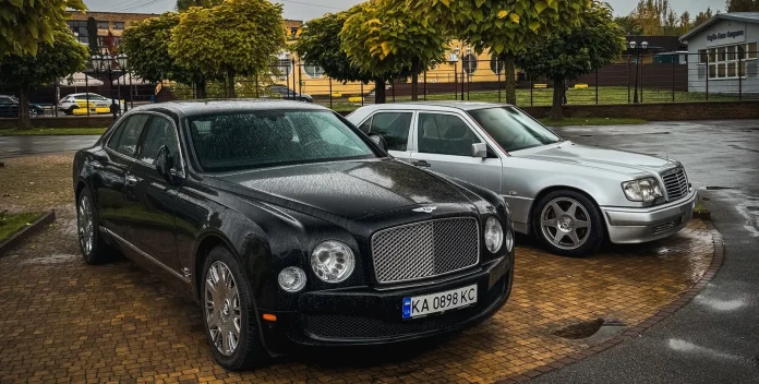 Два рідкісні V8-седани на одній стоянці в Києві: Porsche-Mercedes зустрів Bentley за $300 000