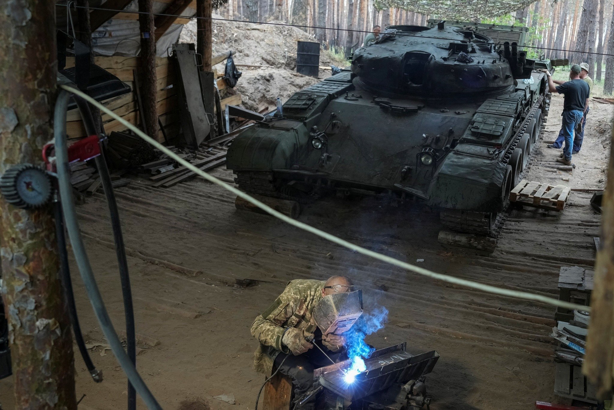 ЗСУ перетворили трофейний Т-62М на бронетранспортер із "мангалом"