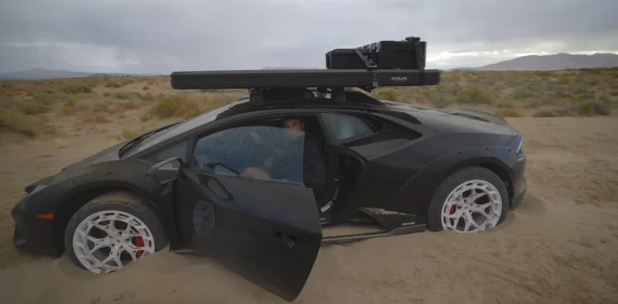 Дорогий 1500-сильний Lamborghini з наметом на даху застряг в пустелі Дорогий 1500-сильний Lamborghini з наметом на даху застряг в пустелі