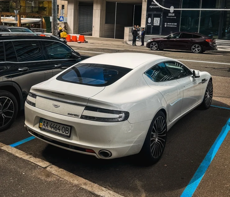 У Києві засвітився Aston Martin Rapide: один із 2872 "сімейних суперкарів" з V12