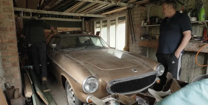 Британський сарай приховував скарб: легендарний Volvo P1800 ES проспав майже півстоліття