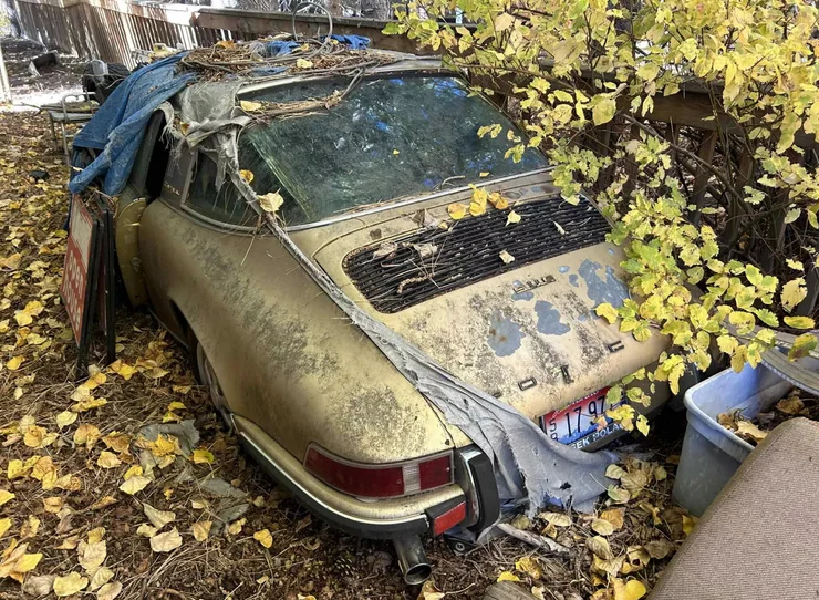 Porsche 911 пролежав 31 рік у листі: американець ризикнув врятувати легенду