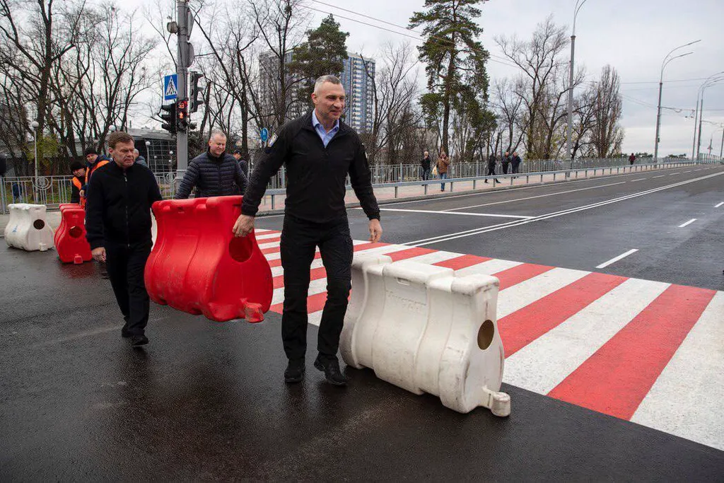 У Києві відкрили відремонтований шляхопровід біля "Дарниці" - перша столична естакада 1963 року отримала нове життя