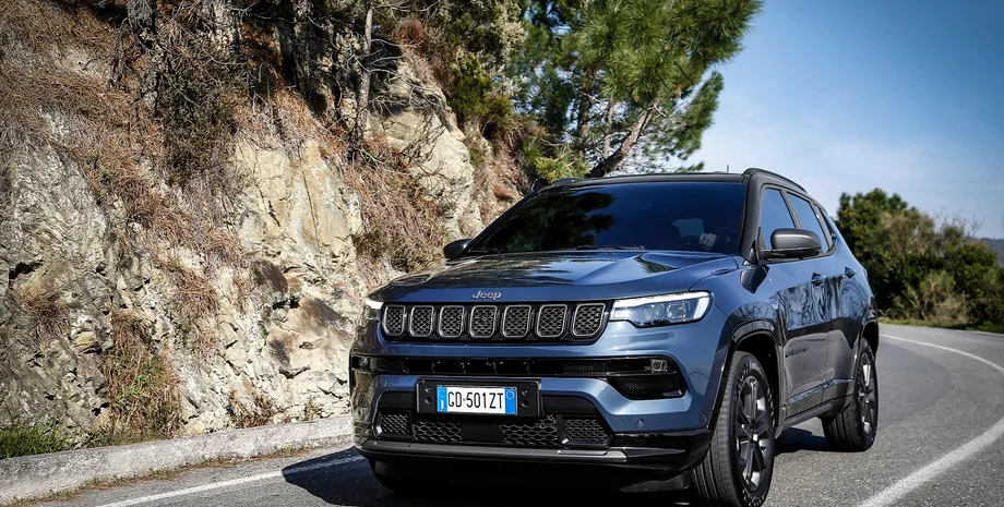 "Найгірший позашляховик на дорогах": автомеханік з мільйонами підписників розгромив Jeep Compass