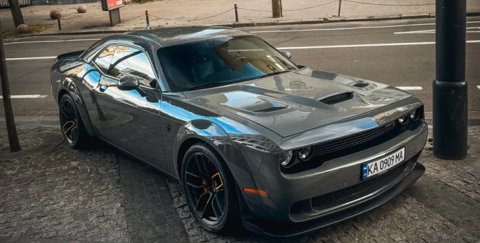 У Києві помітили 717-сильний Dodge Challenger Hellcat: американський м'язкар з компресорною 