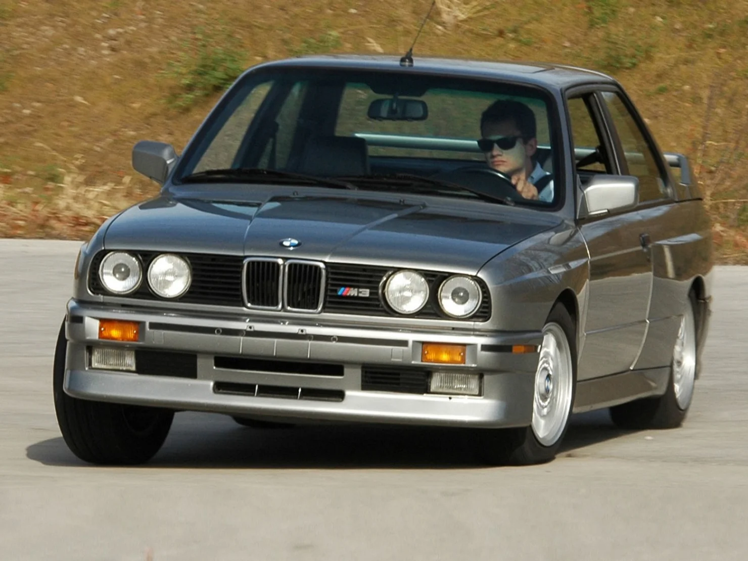 Легендарна BMW M3 E30 гниє на городі в Одеській області: від $15 тисяч до $35 тисяч за іржавий скарб