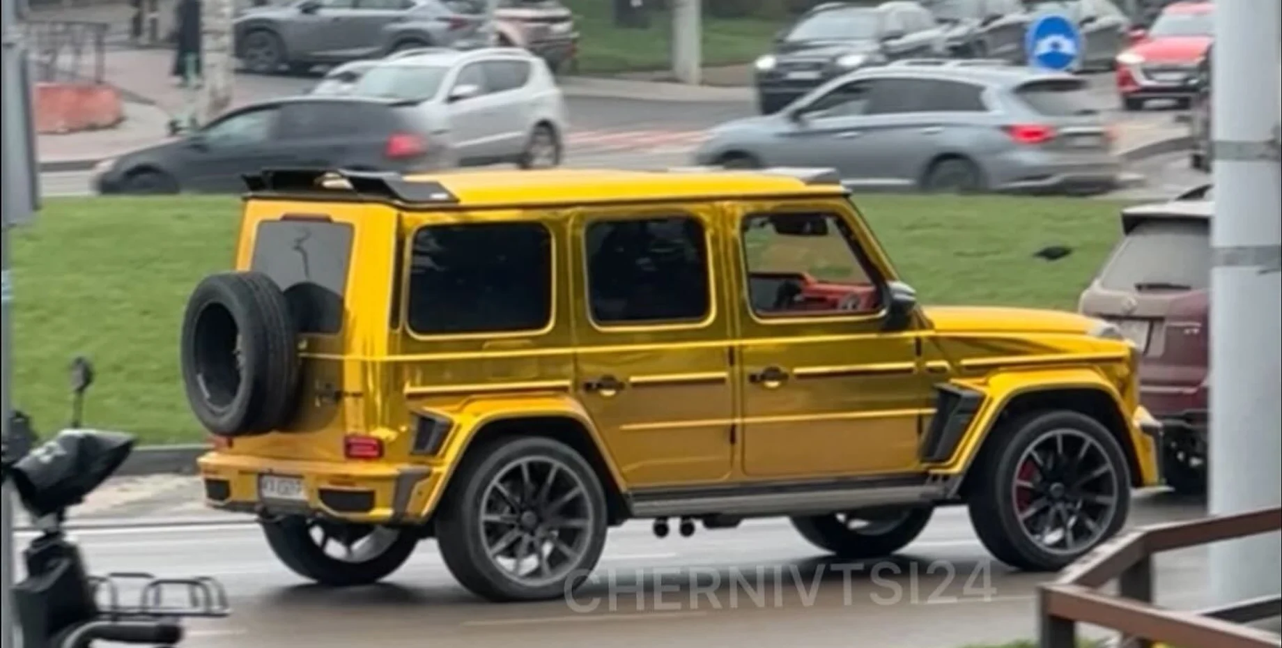 Золотий Mercedes G-Class Brabus засвітився в Чернівцях: 800 сил та ціна квартири