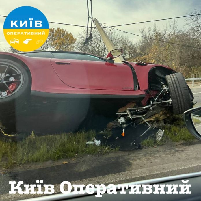Porsche 911 GTS розбився на Русанівці: 541 кінська сила не врятувала від слизького асфальту Porsche 911 GTS розбився на Русанівці: 541 кінська сила не врятувала від слизького асфальту
