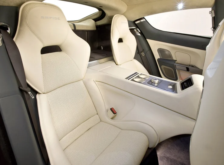 У Києві засвітився Aston Martin Rapide: один із 2872 "сімейних суперкарів" з V12