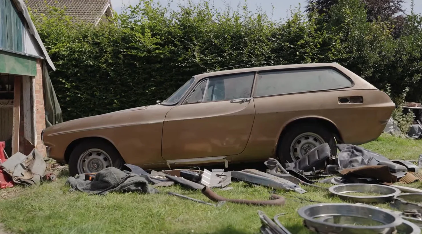 Британський сарай приховував скарб: легендарний Volvo P1800 ES проспав майже півстоліття