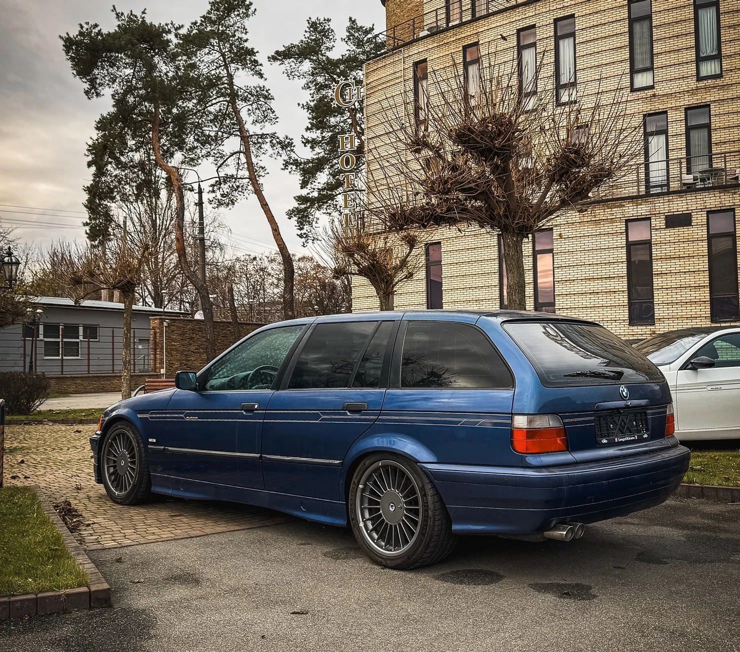 Рідкісний звір на колесах: у столиці засвітився колекційний BMW Alpina B3 Touring