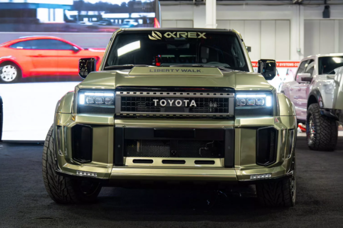 Liberty Walk перетворили Land Cruiser Prado на агресивного монстра: обвіс за $8800 та диски за $15000 Liberty Walk перетворили Land Cruiser Prado на агресивного монстра: обвіс за $8800 та диски за $15000