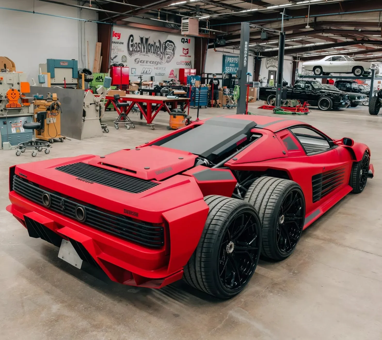 Італійський стиль, американські м'язи та... шість коліс: у США створили найдикішу Ferrari Testarossa