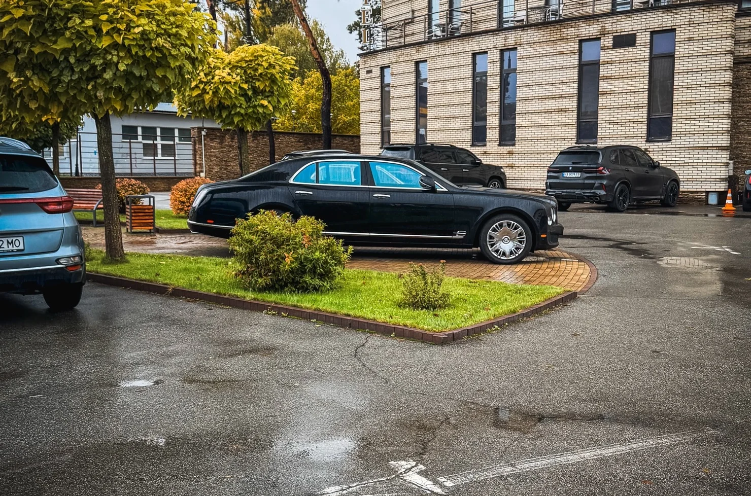 Два рідкісні V8-седани на одній стоянці в Києві: Porsche-Mercedes зустрів Bentley за $300 000