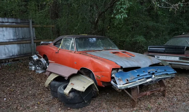 У США знайшли музей жахів із рідкісними маслкарами: понад 30 легендарних Dodge та Plymouth гниють просто неба