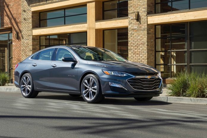 Автомобілі-невдахи 2025: що пилиться на майданчиках дилерів