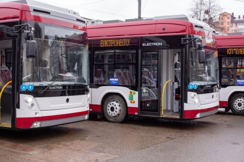 Нові дуобуси у Франківську: їздять навіть без дротів
