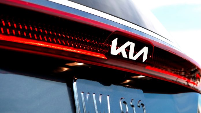Kia намагається відхилити судовий позов через дефектні двері мінівена Carnival