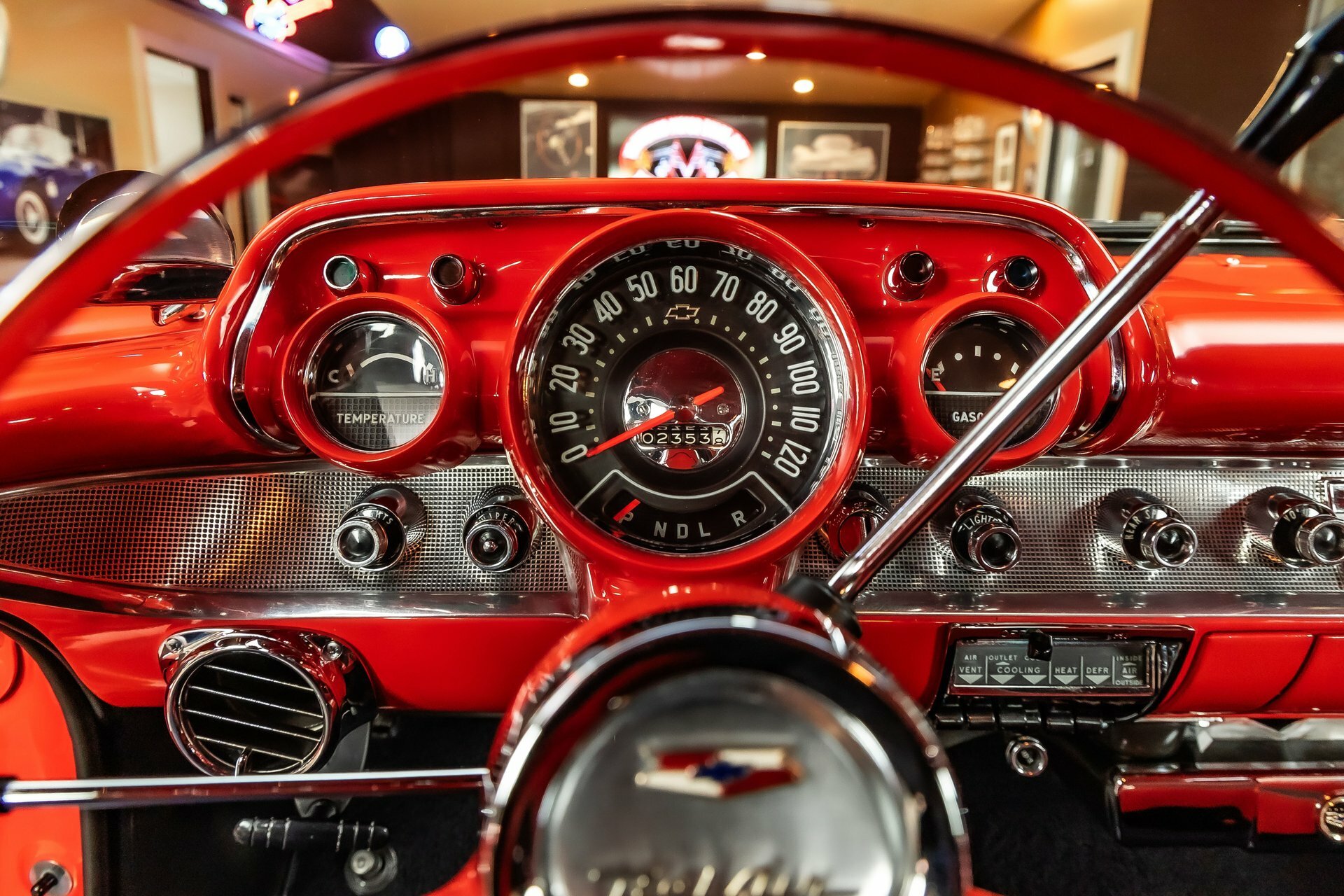 Цей Chevrolet Bel Air 1957 року став зіркою інтернету: він показав, чого бракує сучасним авто - фото 2