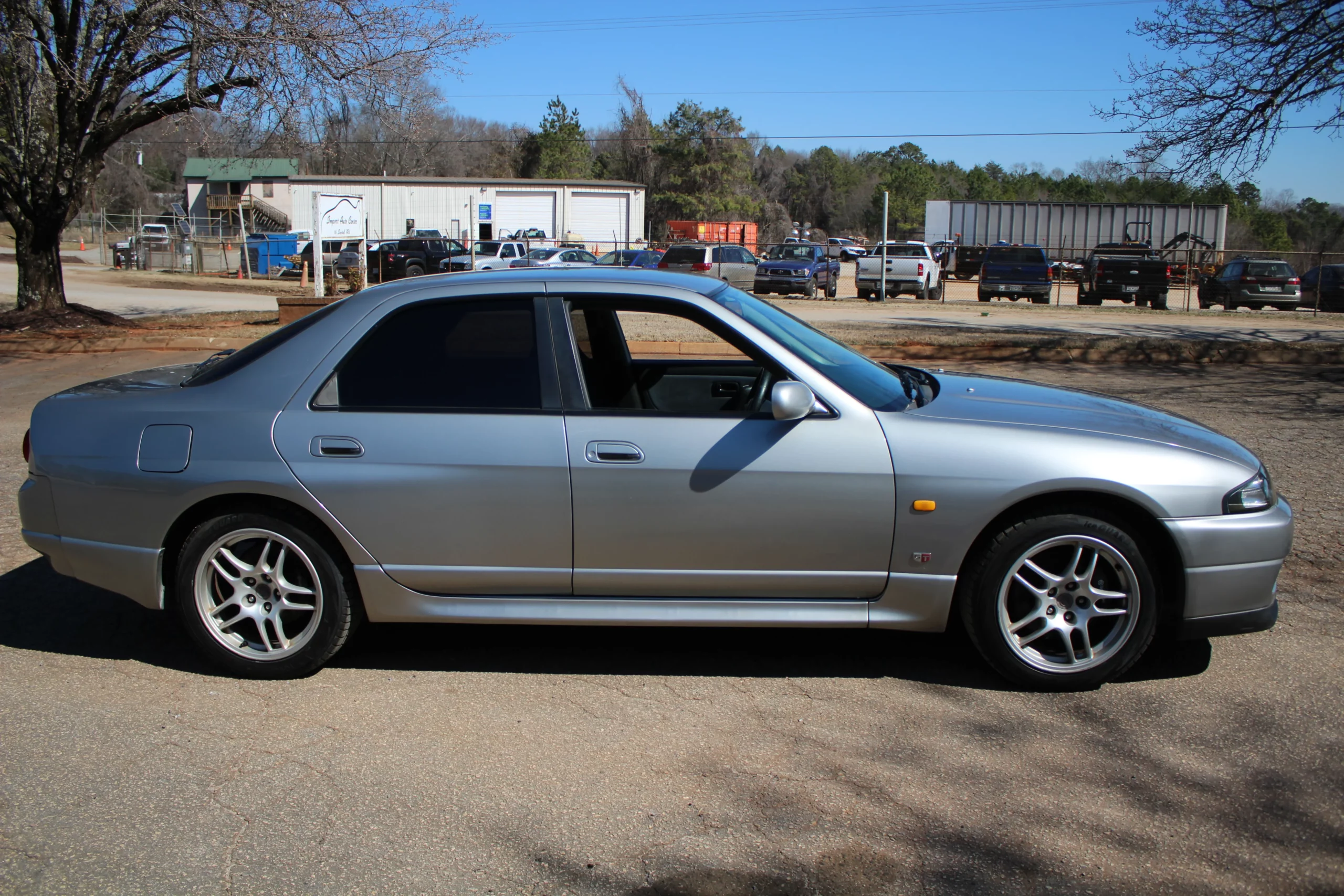 У США продають рідкісний 4-дверний седан Nissan Skyline GT-R R33 від Autech - фото 2