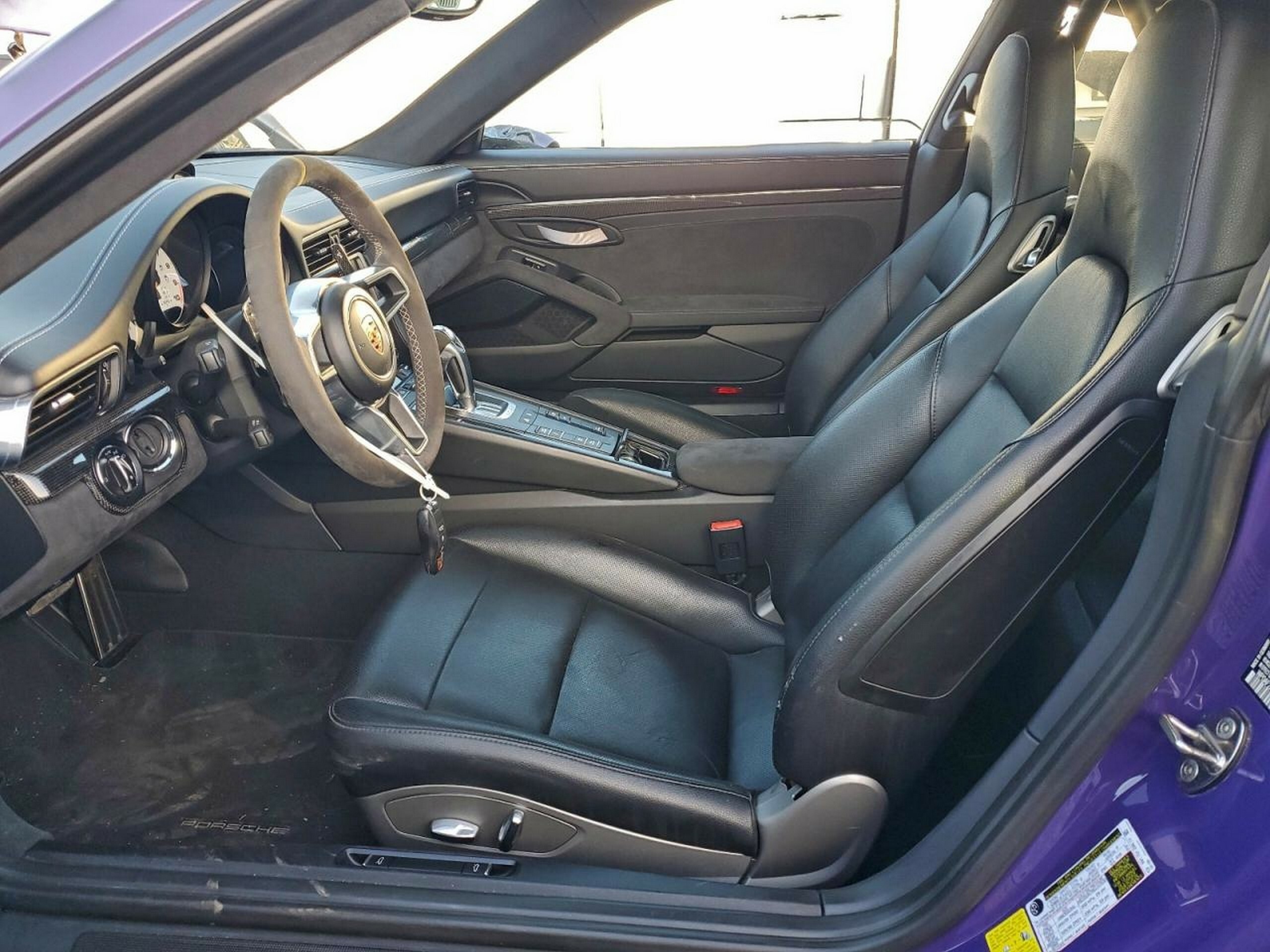 Рідкісний Porsche 911 GT3 RS у кольорі Ultraviolet продають після ДТП: чи варто його відновлювати? - фото 2