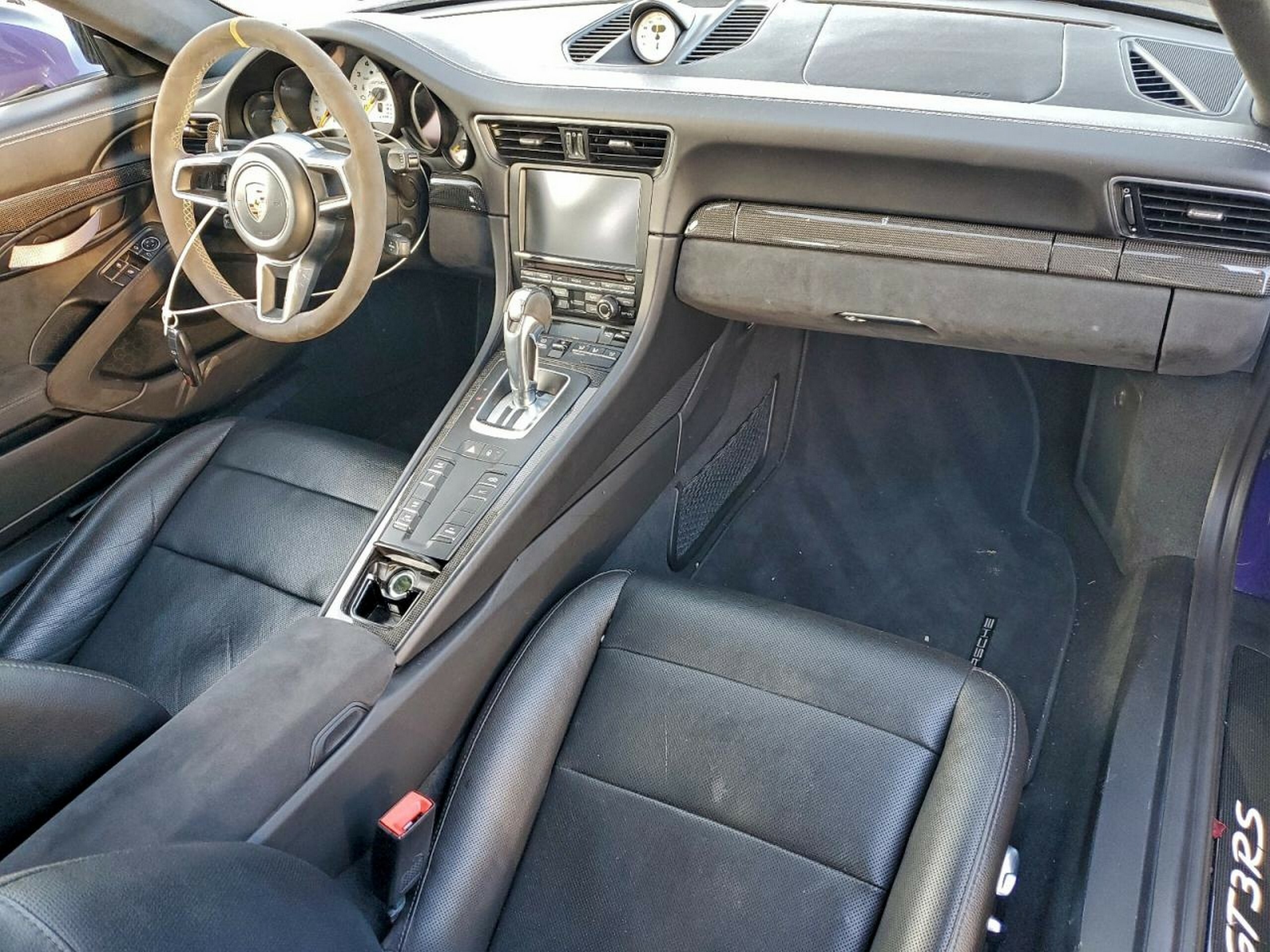 Рідкісний Porsche 911 GT3 RS у кольорі Ultraviolet продають після ДТП: чи варто його відновлювати? - фото 3