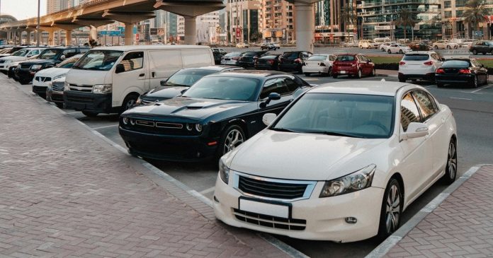 Віртуозне паралельне паркування: водій здивував мережу нестандартним маневром