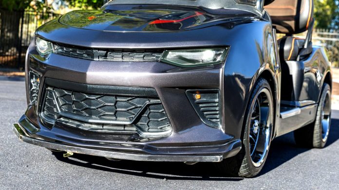 Електричний гольф-кар у стилі Chevrolet Camaro продали за ціною вживаного авто