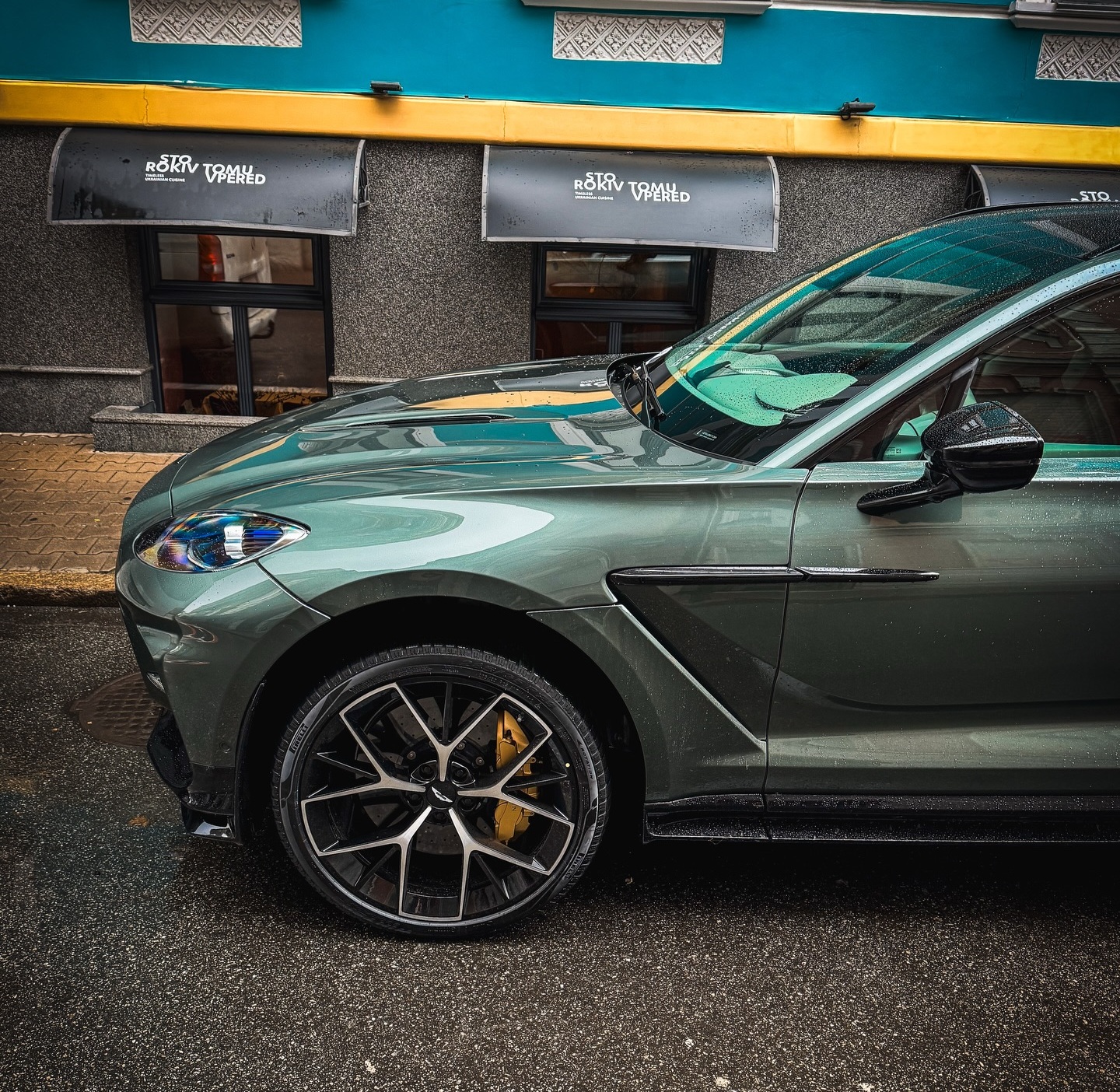 У Києві засвітився Aston Martin, який у Європі ще треба пошукати: DBX707 2024 року вже тут