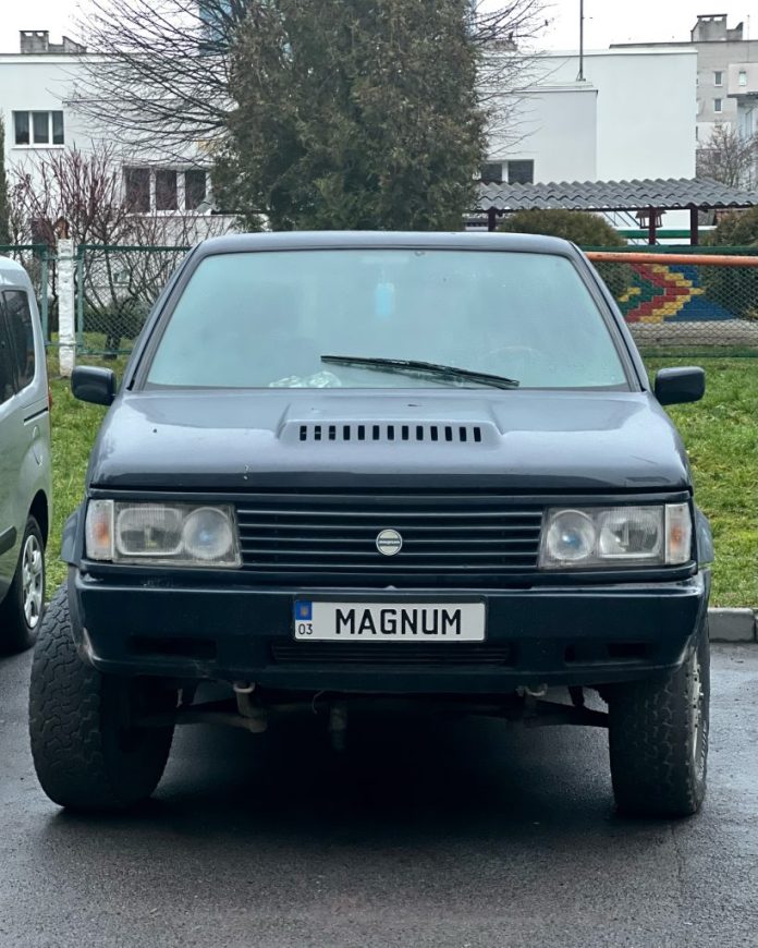 Рідкісний конкурент Range Rover з 80-х їздить Луцьком