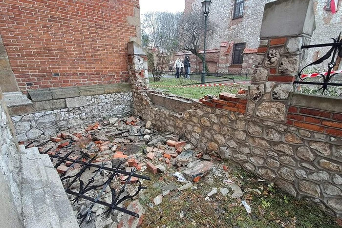 Українець на VW Tiguan протаранив церкву в Кракові