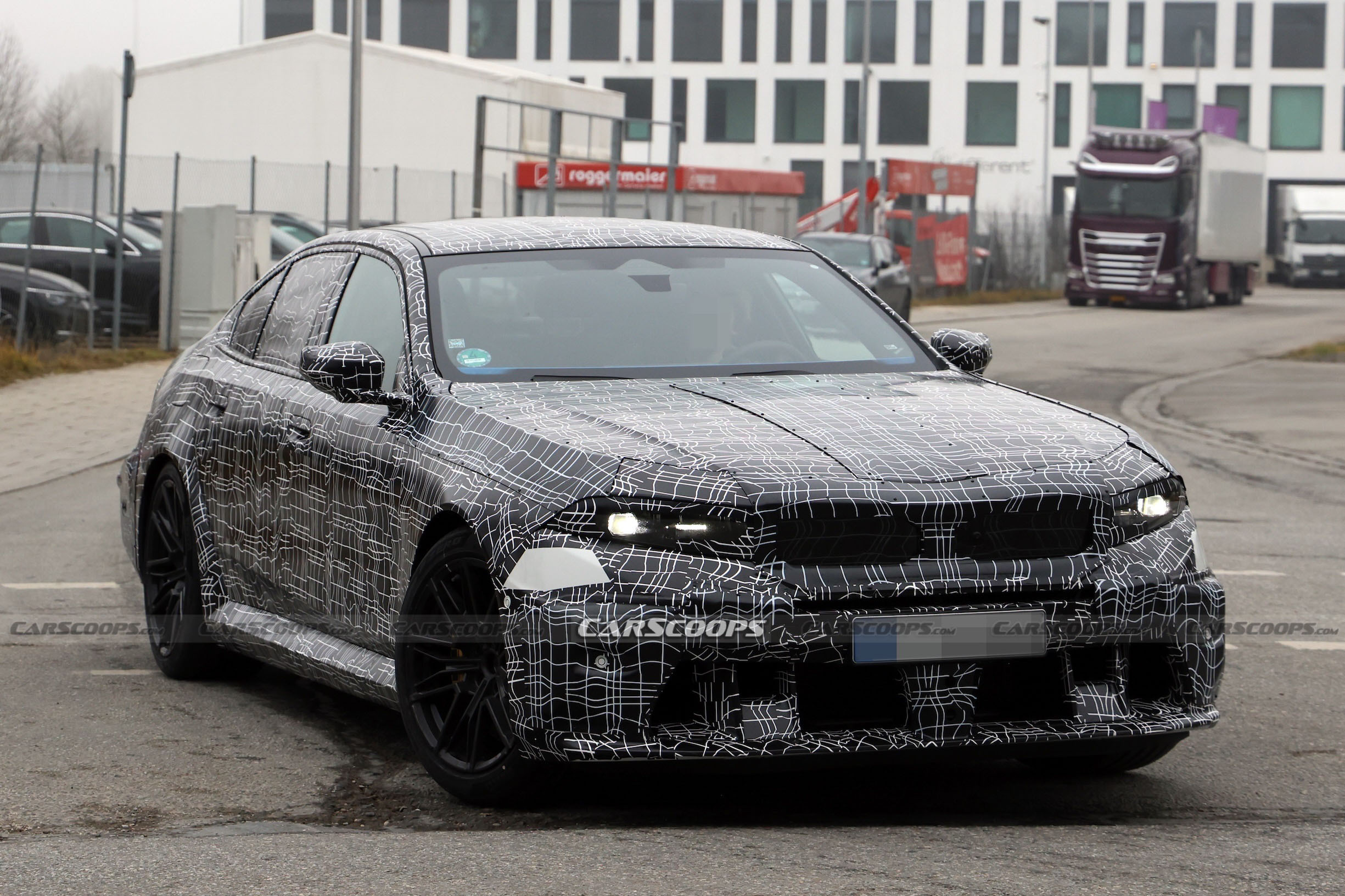 Оновлений BMW M5 помітили на тестах: чи отримає суперседан дизайн Neue Klasse? - фото 2