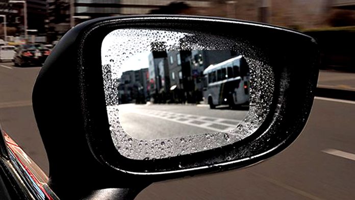 Японці вигадали хитрий спосіб, як зберегти бічні дзеркала сухими під час дощу