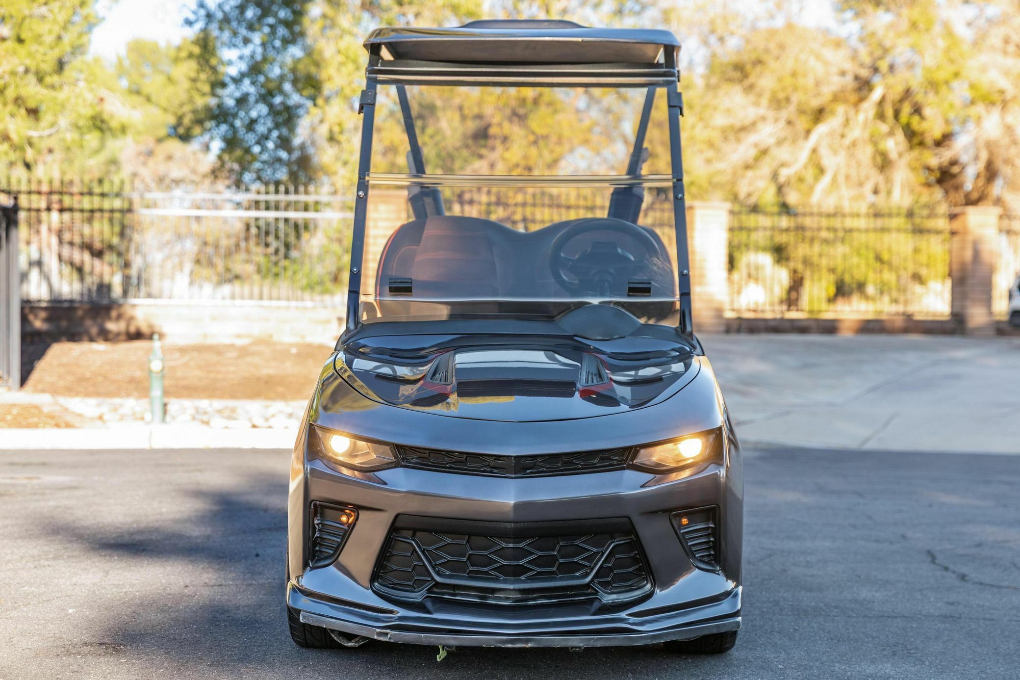 Електричний гольф-кар у стилі Chevrolet Camaro продали за ціною вживаного авто - фото 3