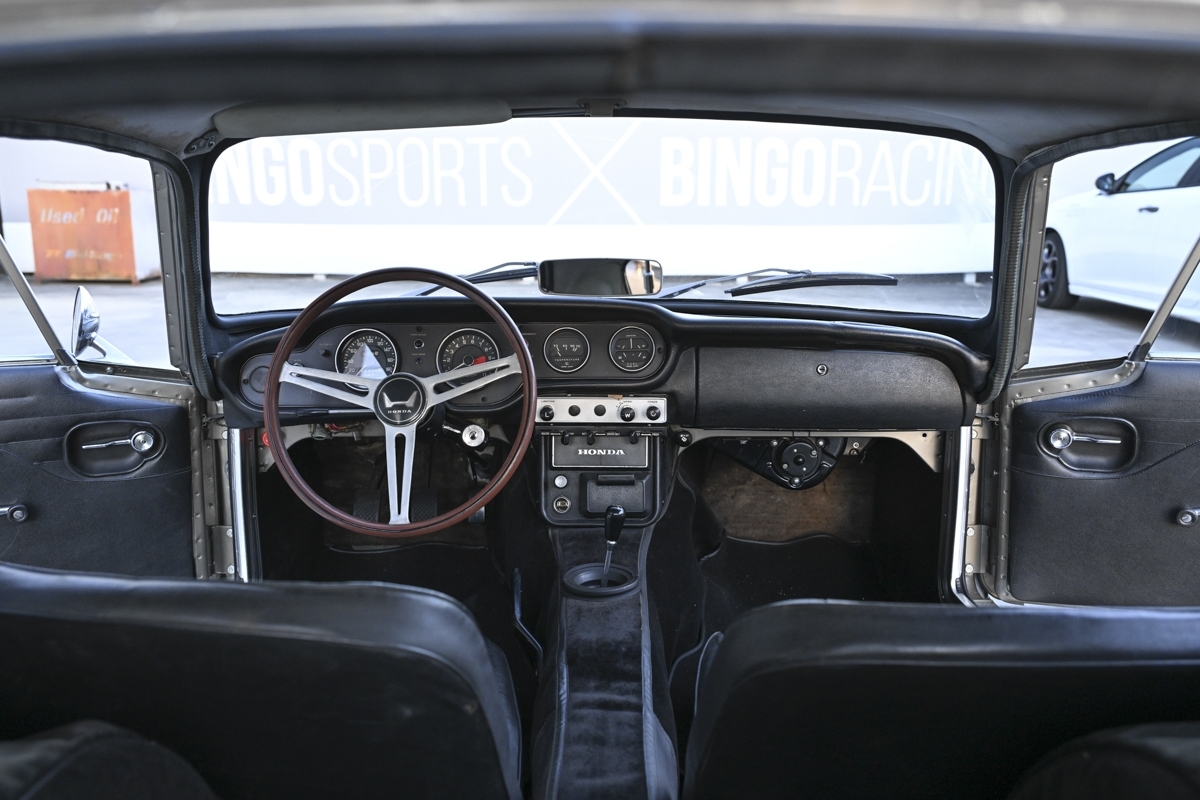 У Японії виставили на продаж рідкісне купе Honda S800 1968 року з «мотоциклетним» двигуном - фото 4