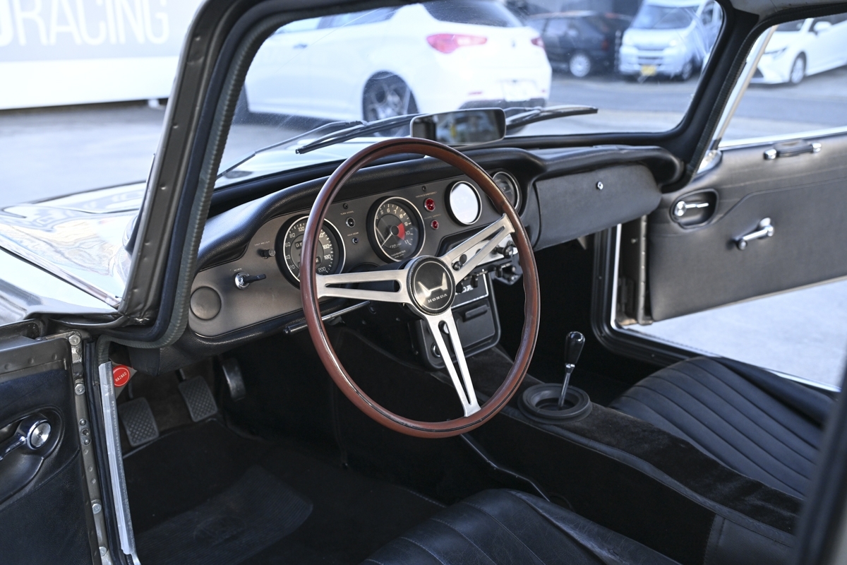 У Японії виставили на продаж рідкісне купе Honda S800 1968 року з «мотоциклетним» двигуном - фото 3