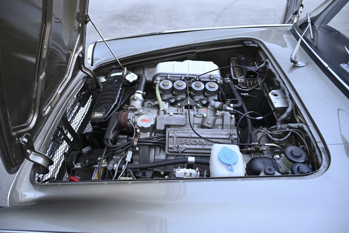 У Японії виставили на продаж рідкісне купе Honda S800 1968 року з «мотоциклетним» двигуном - фото 1