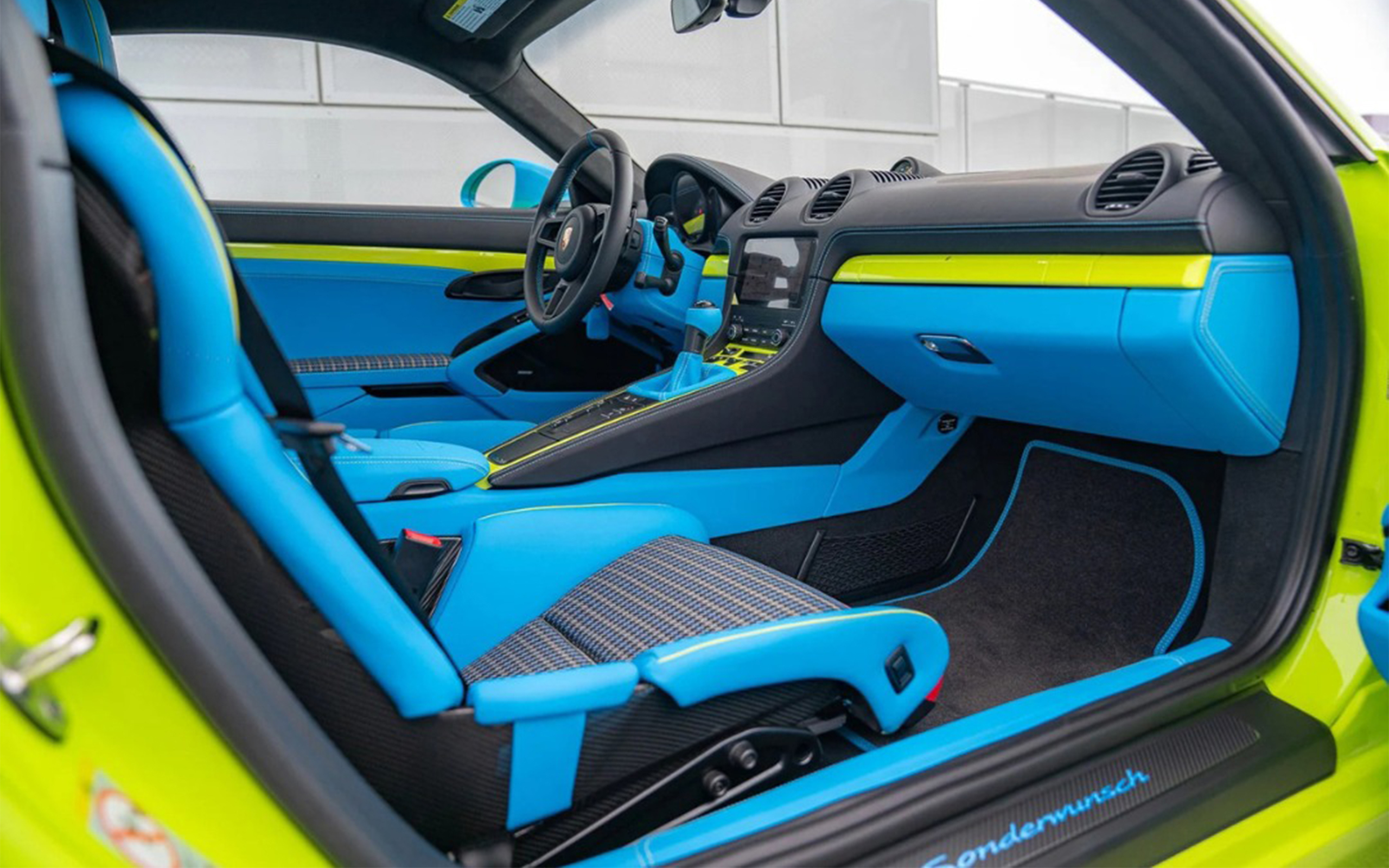 У США продали найдивніший Porsche Cayman GT4 RS: він нагадує іграшку з "Історії іграшок" - фото 2