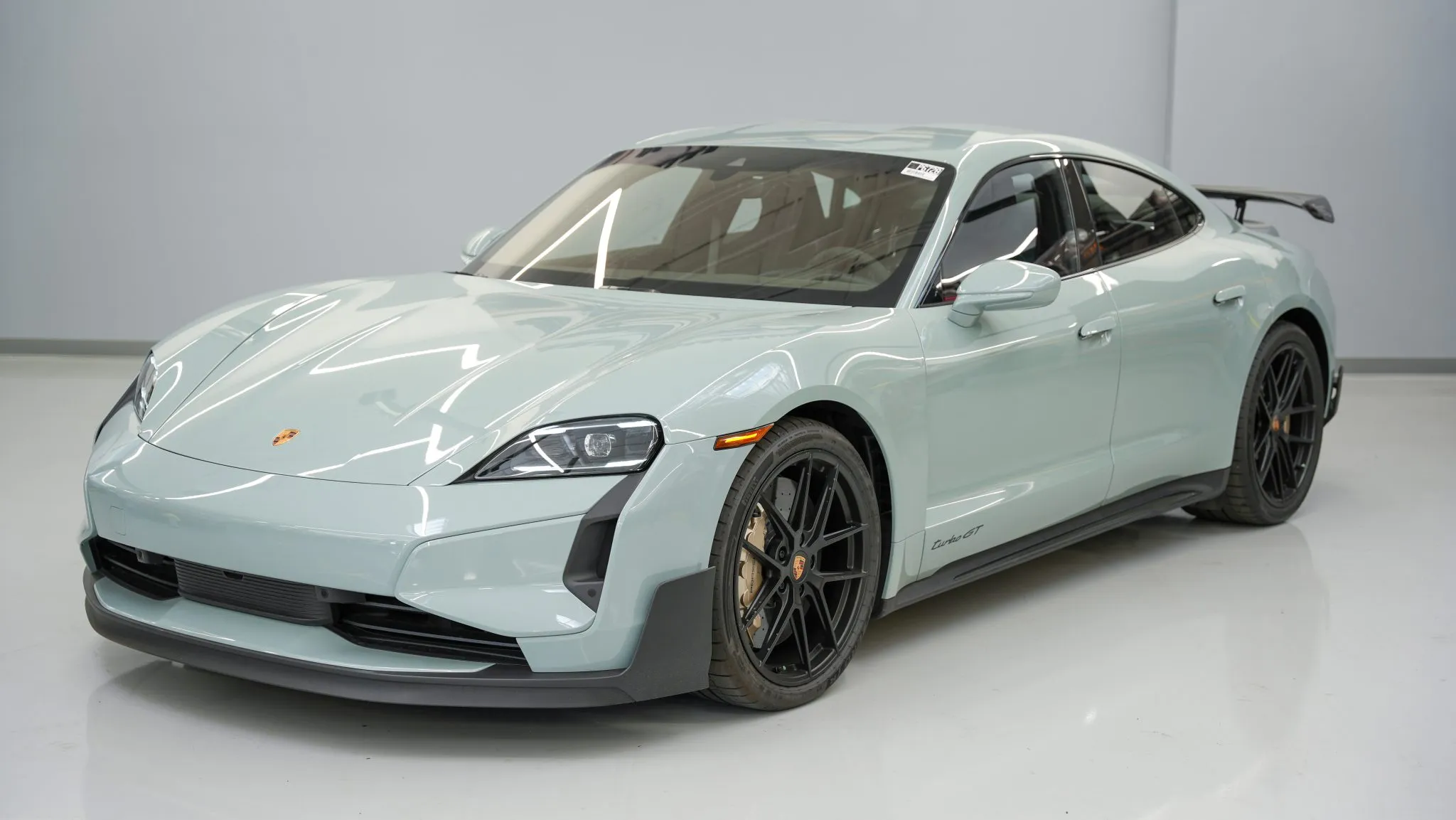 Новий Porsche Taycan Turbo GT шокував падінням ціни на аукціоні: мінус $70 000 ще до продажу - фото 2