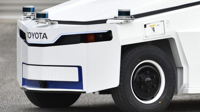 Toyota виводить на роботу в аеропорт безпілотні тягачі 4-го рівня автономності