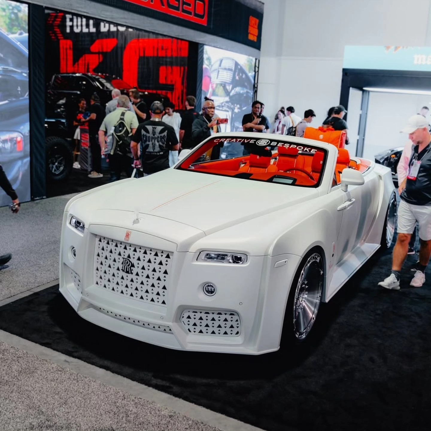 Тюнери з ОАЕ змінили Rolls-Royce Dawn до невпізнання: сміливий проект Venuum - фото 1