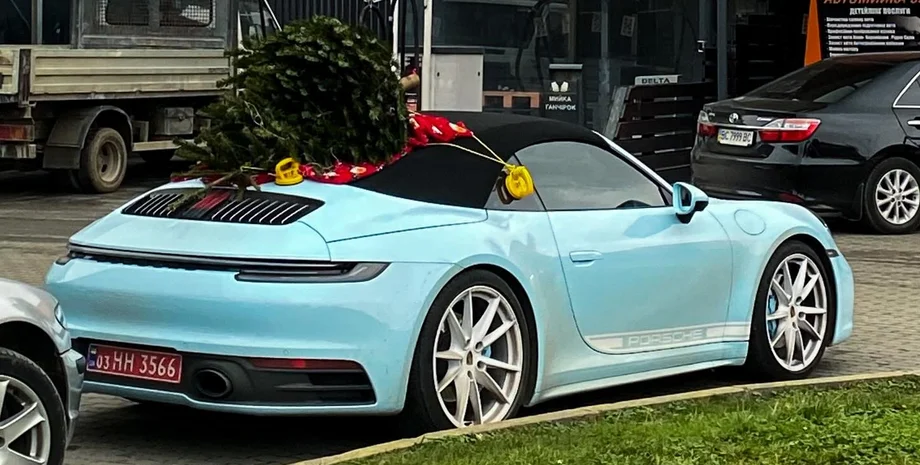 Свята по-львівськи: Porsche з ялинкою на даху