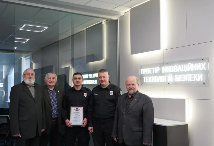 Як гасити пожежі електромобілів: українські фахівці представили нову розробку